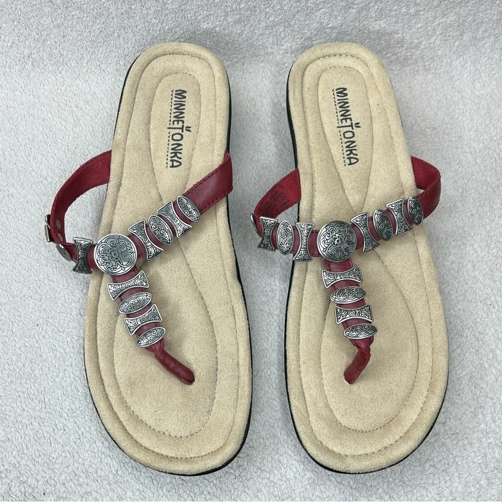 Minnetonka Leather Metal Medallion Flip Flops Sandals Women’s 9 Red/Silver/Black